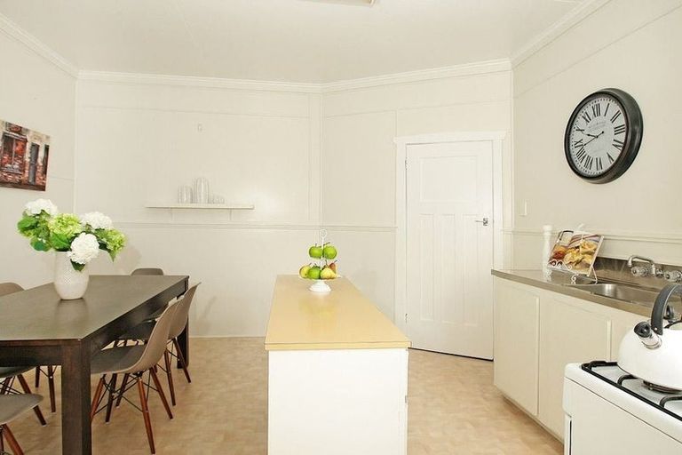 Photo of property in 73 Apu Crescent, Lyall Bay, Wellington, 6022