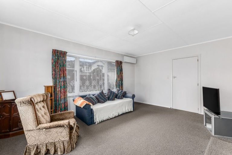 Photo of property in 12 Taylor Terrace, Tawa, Wellington, 5028