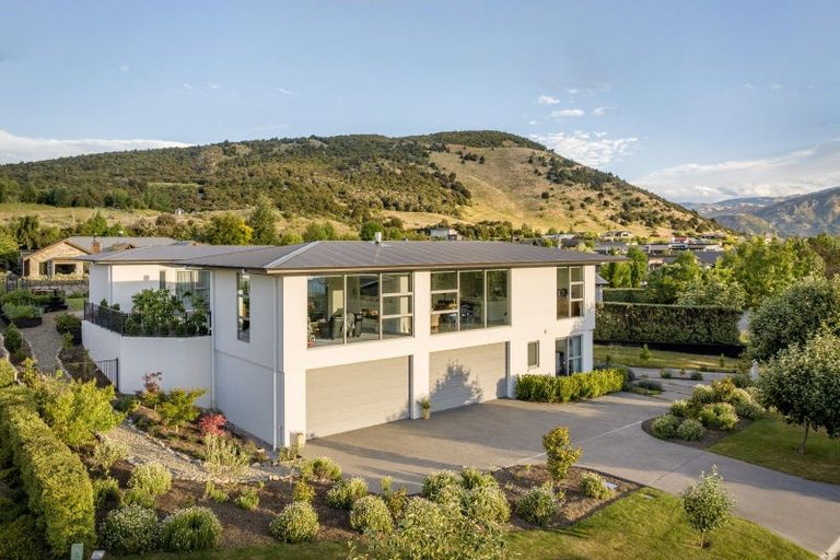 Photo of property in 10 Bevan Place, Wanaka, 9305