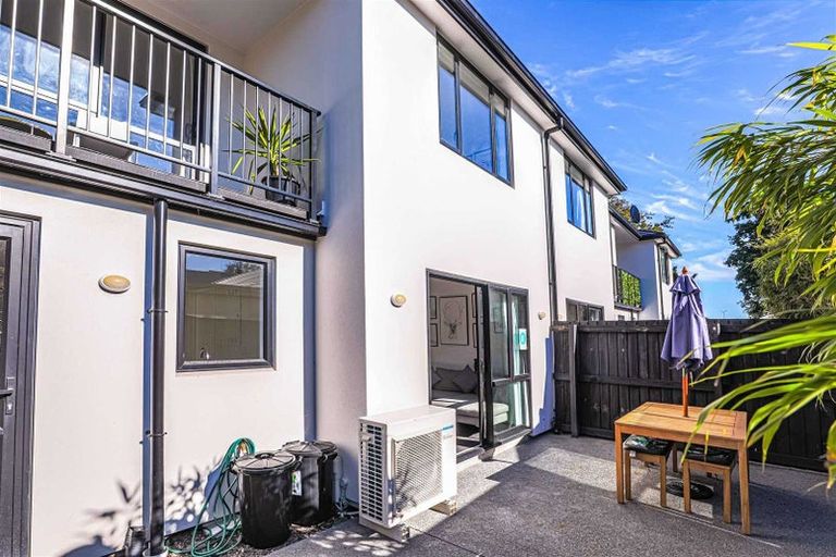 Photo of property in 8b Defoe Place, Waltham, Christchurch, 8023