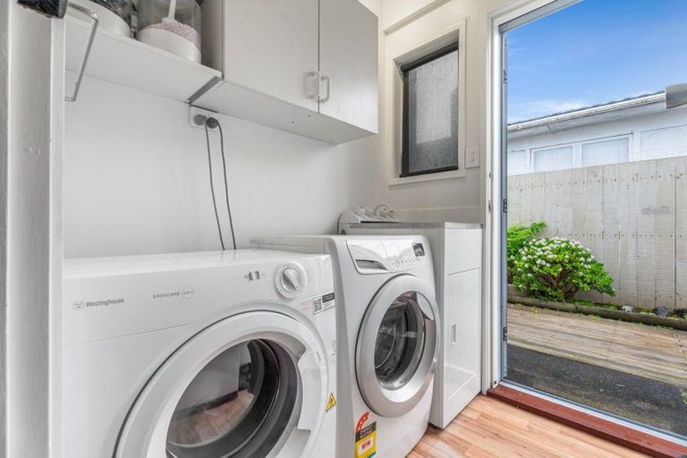 Photo of property in 1/2 Edwards Avenue, Henderson, Auckland, 0610