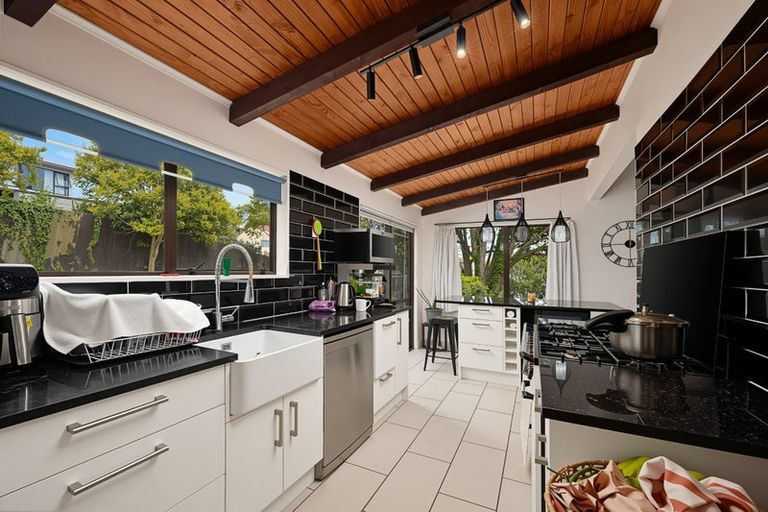 Photo of property in 2 Raelene Place, Massey, Auckland, 0614
