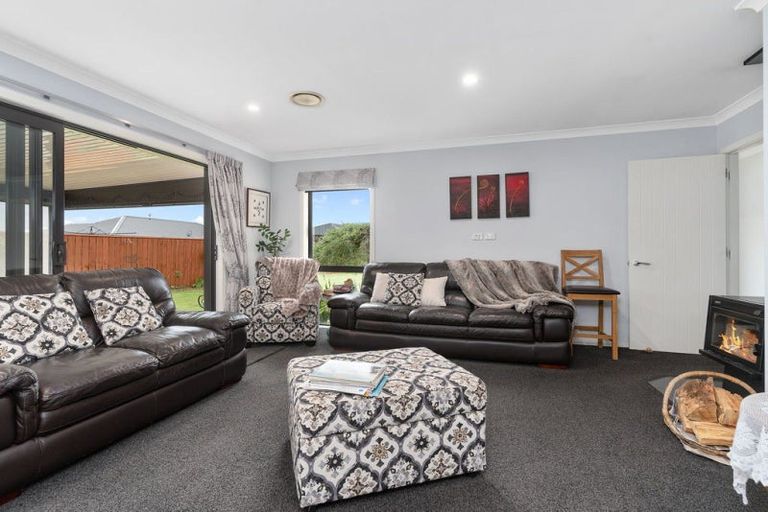 Photo of property in 10 Austin Reid Avenue, Carterton, 5713