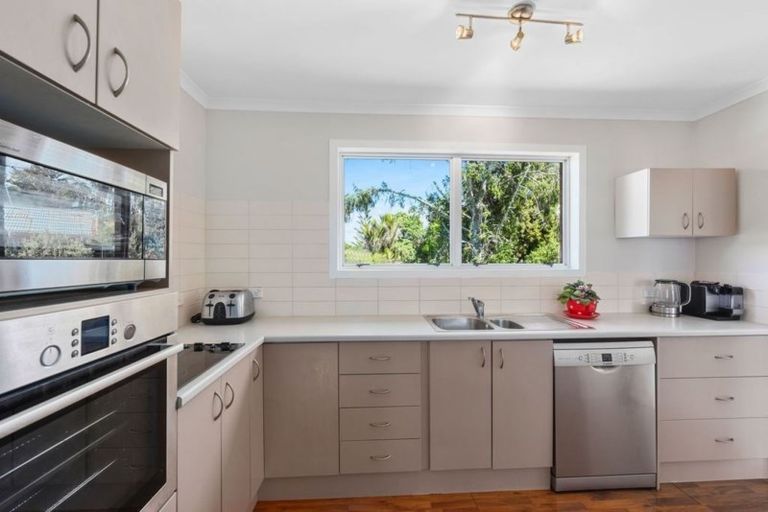 Photo of property in 1/3 Bronwyn Place, Torbay, Auckland, 0630