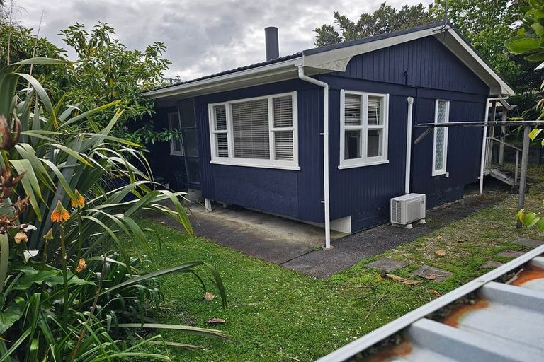 Photo of property in 2/2 Earl Road, Titirangi, Auckland, 0604