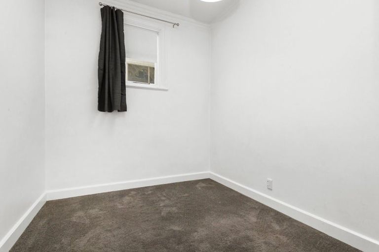 Photo of property in 5 Glendavar Street, Berhampore, Wellington, 6023