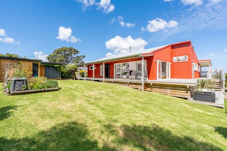 Photo of property in 236 Kiwitahi Road, Helensville, 0875