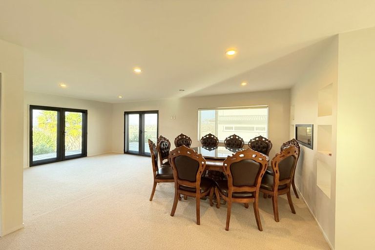 Photo of property in 137 Luckens Road, West Harbour, Auckland, 0618