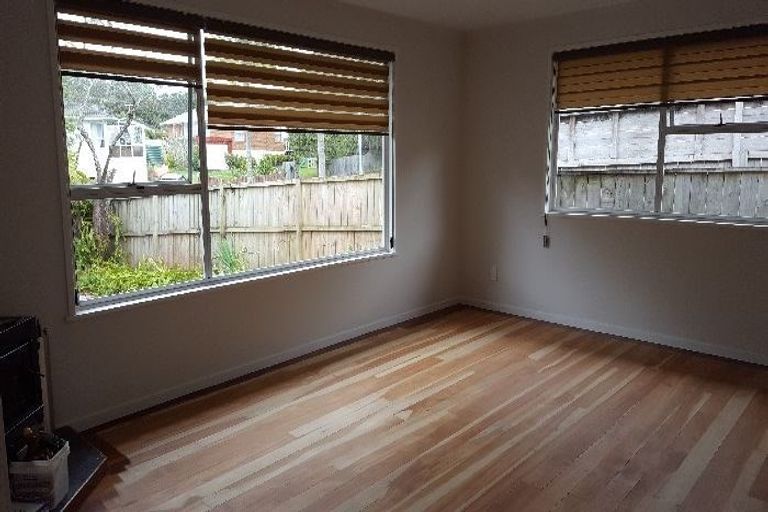 Photo of property in 21 Normanton Street, Glenfield, Auckland, 0629