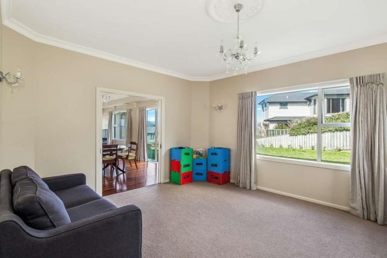 Photo of property in 24 Tamworth Crescent, Newlands, Wellington, 6037