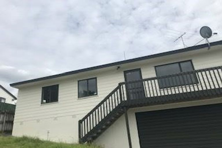 Photo of property in 3/128 Triangle Road, Massey, Auckland, 0614