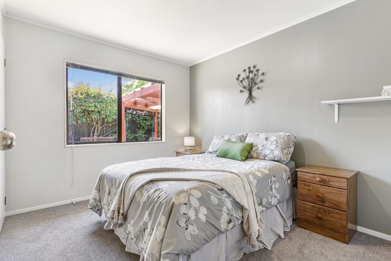 Photo of property in 15 Pinewood Grove, Botany Downs, Auckland, 2010