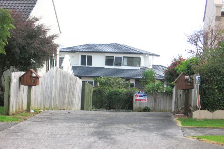 Photo of property in 2/11 Ribbonwood Crescent, Goodwood Heights, Auckland, 2105