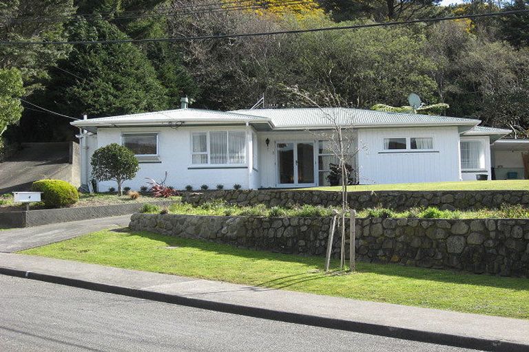 Photo of property in 4 Bledisloe Crescent, Wainuiomata, Lower Hutt, 5014