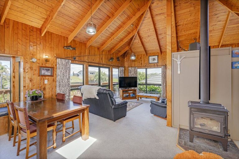 Photo of property in 2 Pohutukawa Grove, Whitianga, 3510