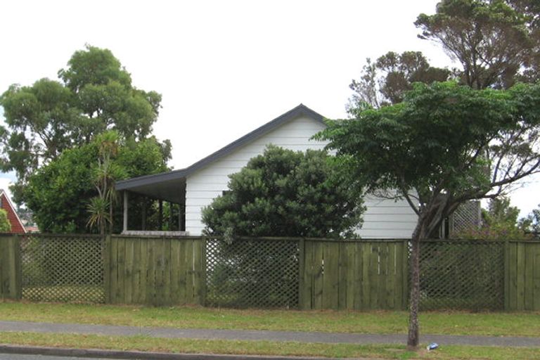 Photo of property in 180 Luckens Road, West Harbour, Auckland, 0618