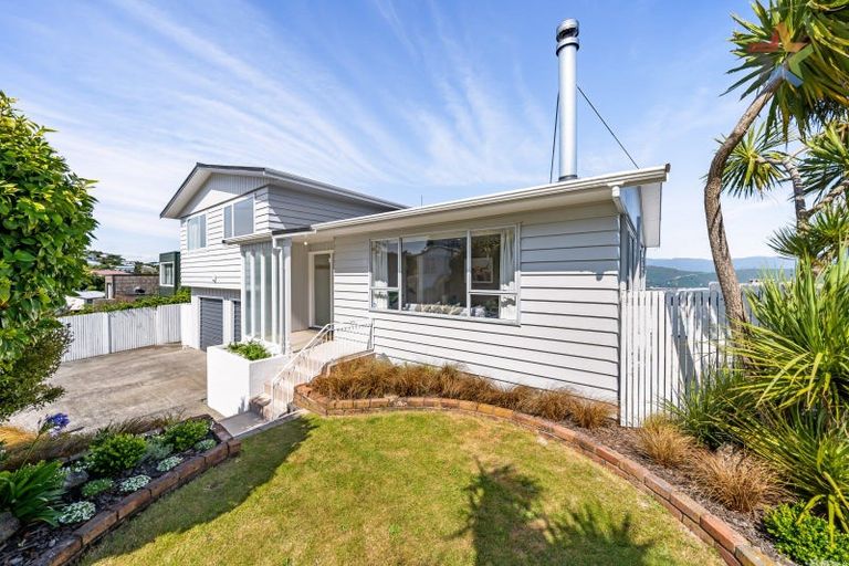 Photo of property in 35 Acacia Avenue, Maungaraki, Lower Hutt, 5010