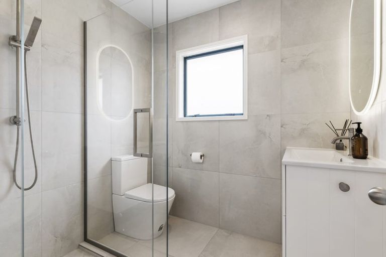 Photo of property in 5 Bridgehead Cove, West Harbour, Auckland, 0618