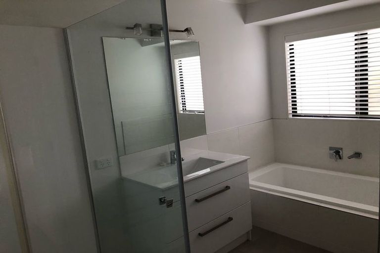 Photo of property in 54a Hattaway Avenue, Bucklands Beach, Auckland, 2012