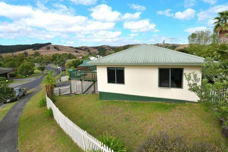 Photo of property in 11 Cabeleigh Drive, Helensville, 0800