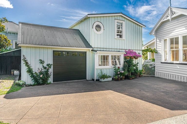 Photo of property in 71 Vauxhall Road, Devonport, Auckland, 0624