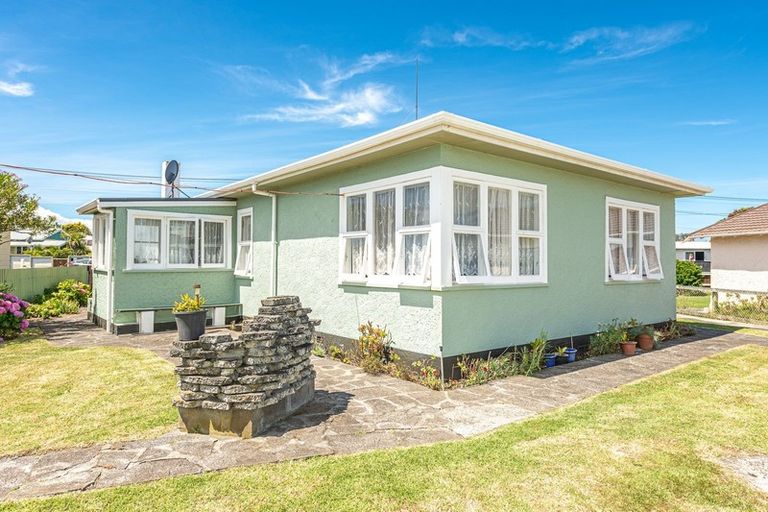Photo of property in 15 Karaka Street, Castlecliff, Whanganui, 4501