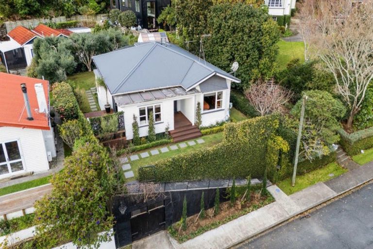 Photo of property in 15 Bracken Street, New Plymouth, 4310