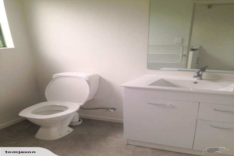 Photo of property in 17a Enderby Drive, Te Atatu Peninsula, Auckland, 0610