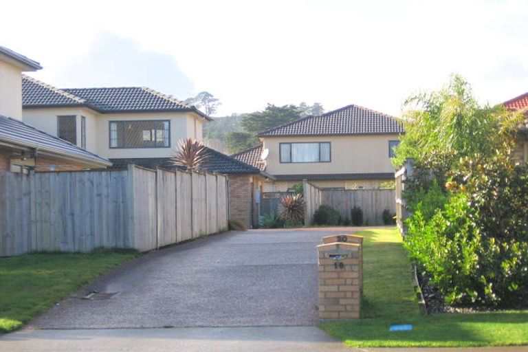 Photo of property in 18 Thornbury Crescent, East Tamaki Heights, Auckland, 2016