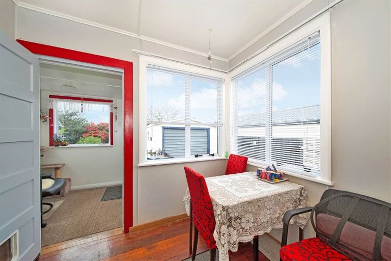 Photo of property in 10 Robbins Crescent, Hawera, 4610