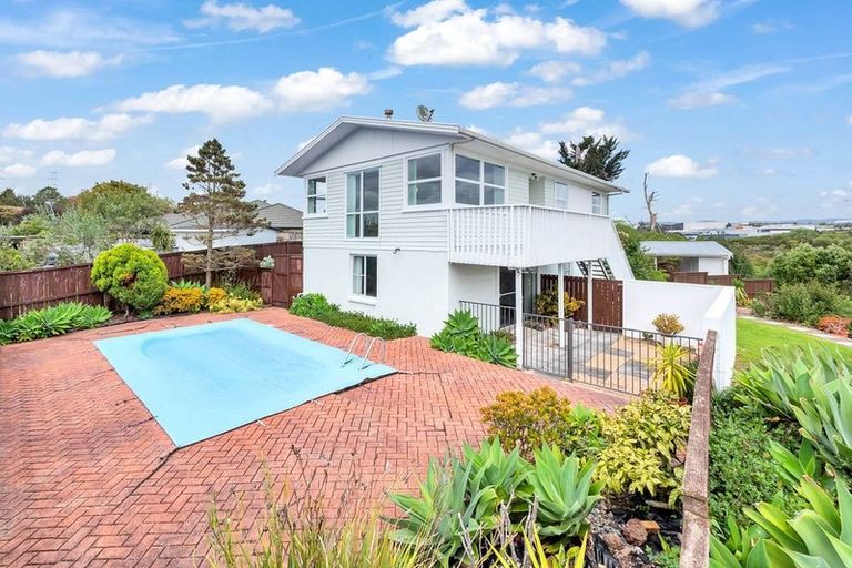 Photo of property in 141 Flanshaw Road, Te Atatu South, Auckland, 0610