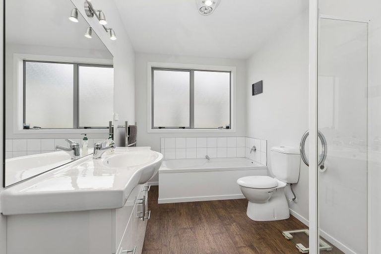 Photo of property in 3 Kaweka Close, Aotea, Porirua, 5024