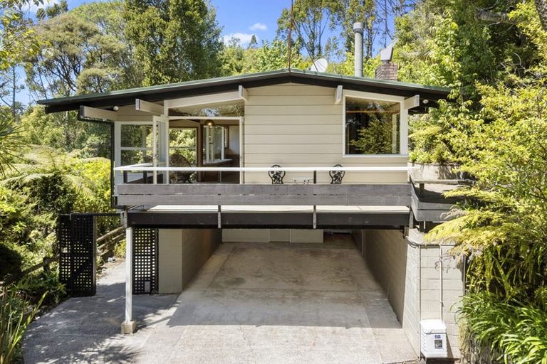 Photo of property in 222 Atkinson Road, Titirangi, Auckland, 0604