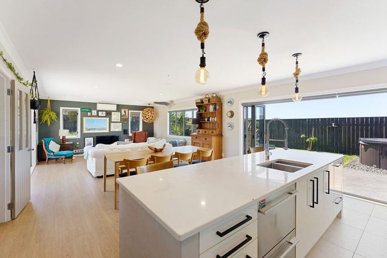 Photo of property in 35 Simpson Crescent, Raumati Beach, Paraparaumu, 5032