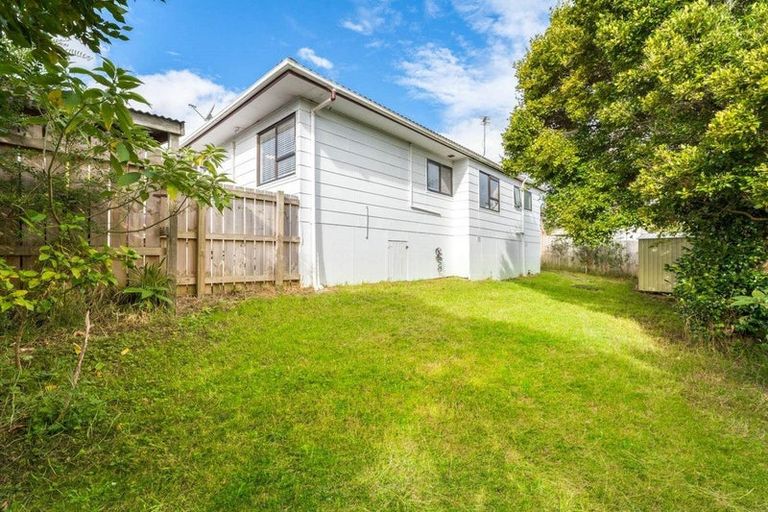 Photo of property in 2/12 Benchmark Drive, Massey, Auckland, 0614