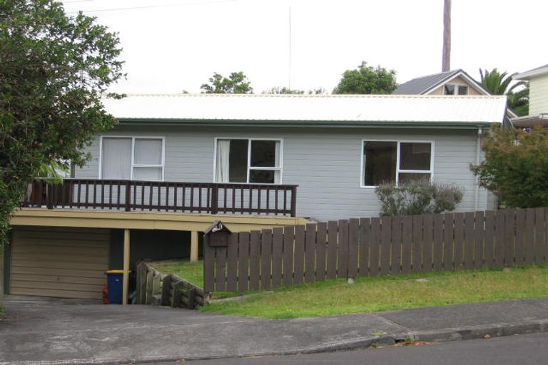 Photo of property in 1/64 Totaravale Drive, Totara Vale, Auckland, 0629