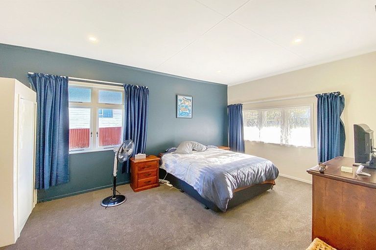 Photo of property in 10 Paraekaretu Street, Hunterville, 4730