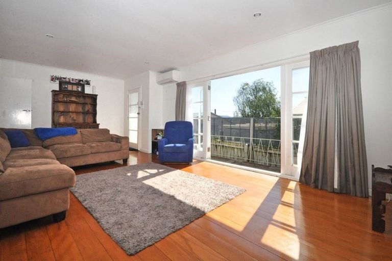 Photo of property in 1 Netherlands Avenue, Kelston, Auckland, 0602