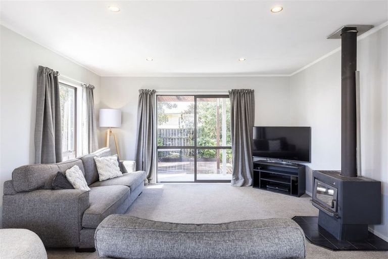 Photo of property in 6a Perrin Place, Kelvin Grove, Palmerston North, 4414