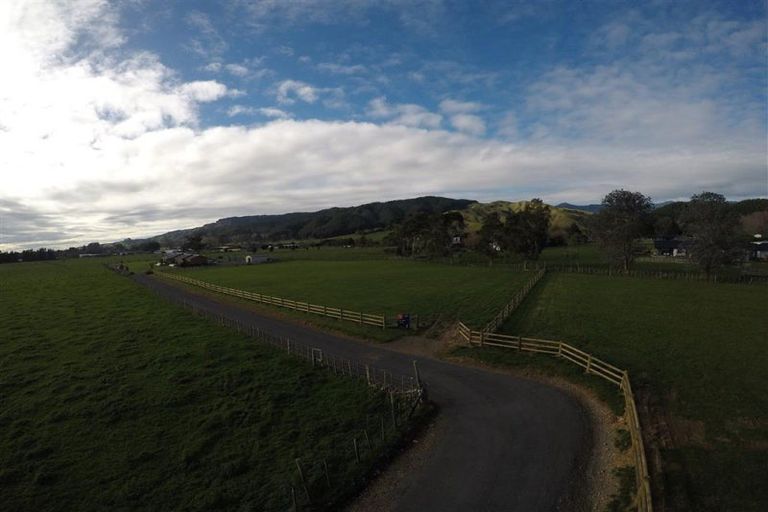 Photo of property in 425 Tararua Road, Levin, 5571