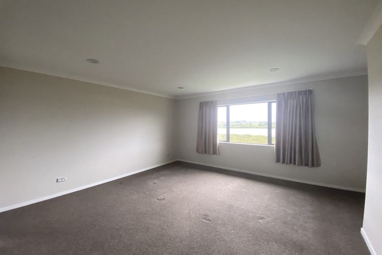 Photo of property in 7 Iwinuku Crescent, Wattle Downs, Auckland, 2103