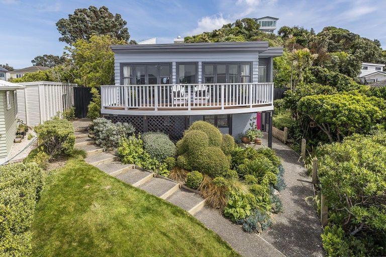 Photo of property in 22 Tai Paku Paku Road, Karaka Bays, Wellington, 6022