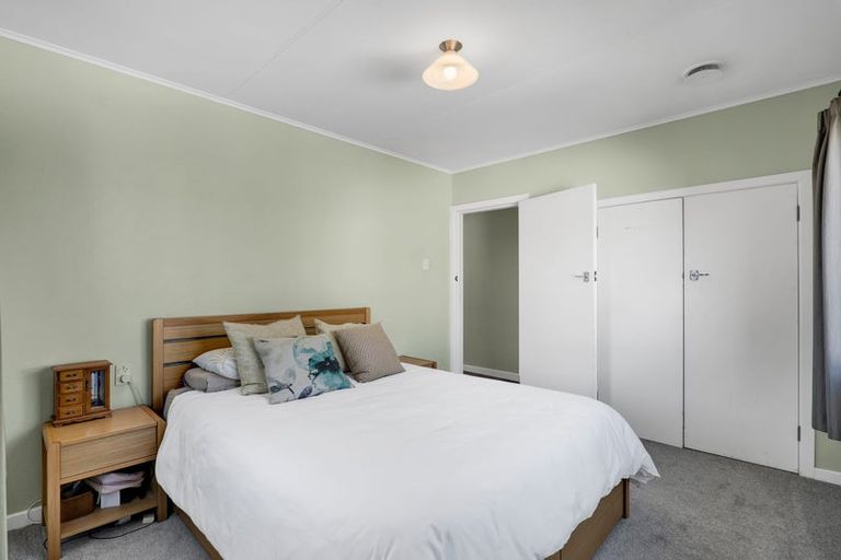 Photo of property in 40 Turakina Street, Merrilands, New Plymouth, 4312