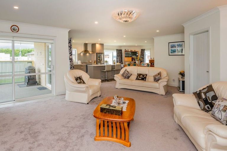 Photo of property in 2 Bridford Way, Paraparaumu, 5032