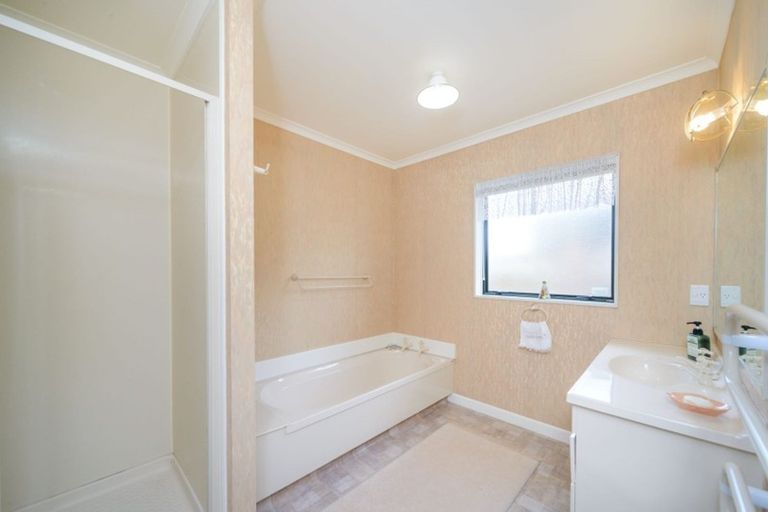 Photo of property in 27 Rosebank Avenue, Kelvin Grove, Palmerston North, 4414