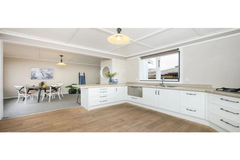 Photo of property in 70 Chelwood Street, Takaro, Palmerston North, 4412