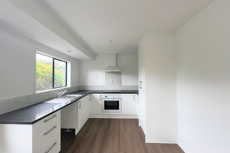 Photo of property in 2/18 Mirovale Place, Totara Vale, Auckland, 0629