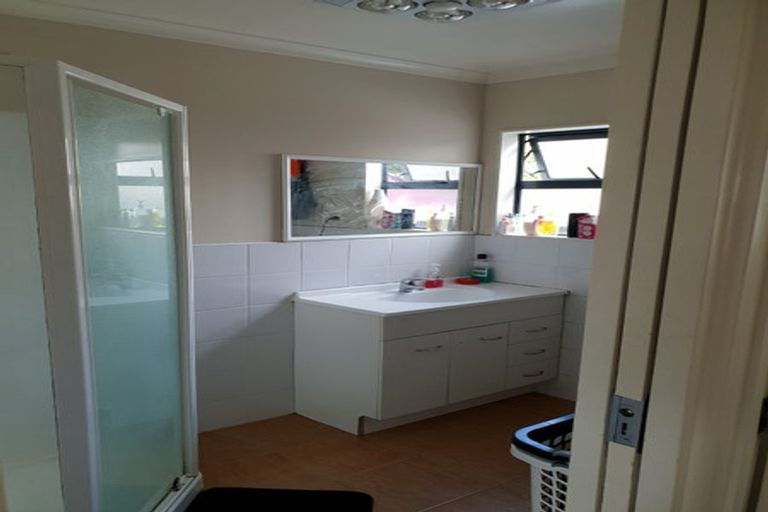 Photo of property in 19 Paton Avenue, Te Atatu South, Auckland, 0610