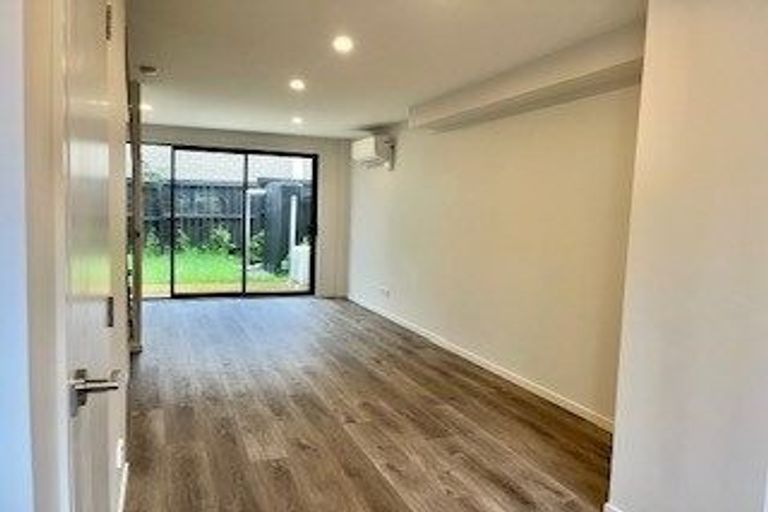 Photo of property in 9/11 Scanlen Terrace, Kelston, Auckland, 0602