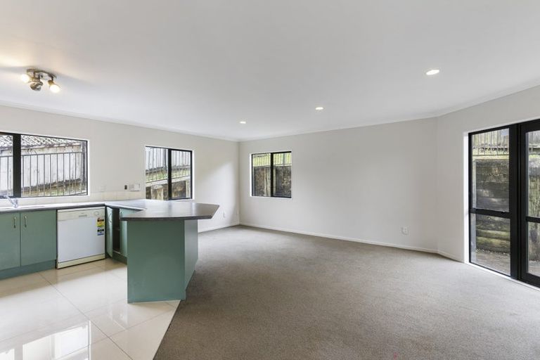 Photo of property in 2/14 Mossop Rise, Glenfield, Auckland, 0629